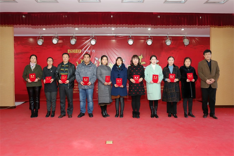 校党委书记,校长刘少昆同志与"骨干教师"受聘教师合影留念